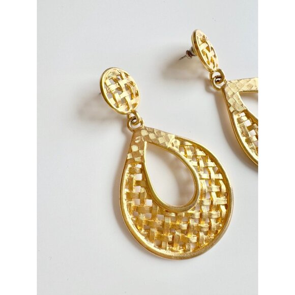 Vintage 90's Unsigned Gold Tone Basketweave Dangle Drop Earrings - Picture 7 of 10